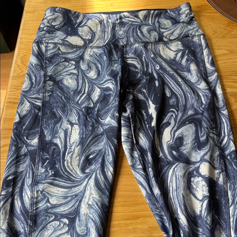 VOGO Athletica Purple & White Patterned Legging capris